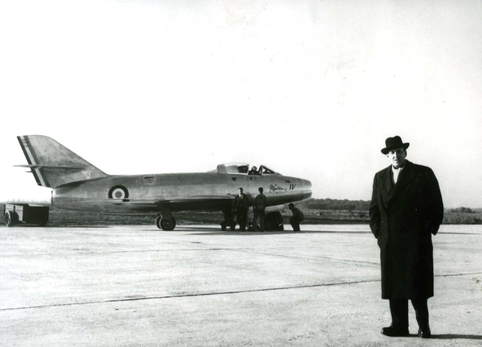 Marcel Dassault in front of the Mystère IV.