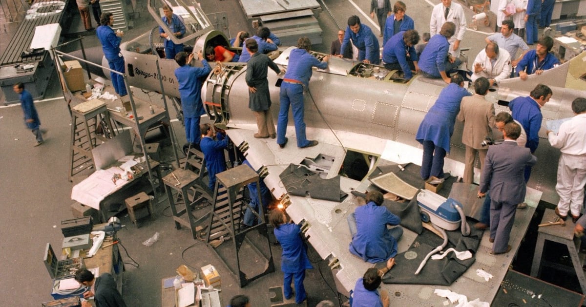 Fabrication du prototype du Mirage 2000 en 1977 dans l'atelier.