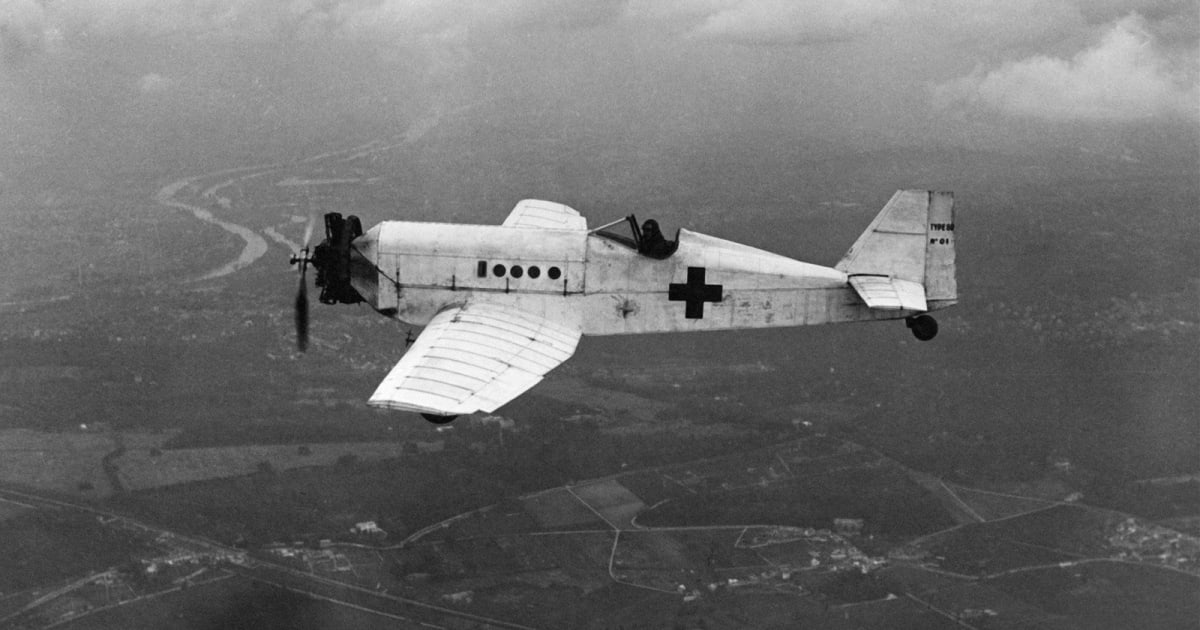 Sanitary MB 81, medical evacuation aircraft, in flight