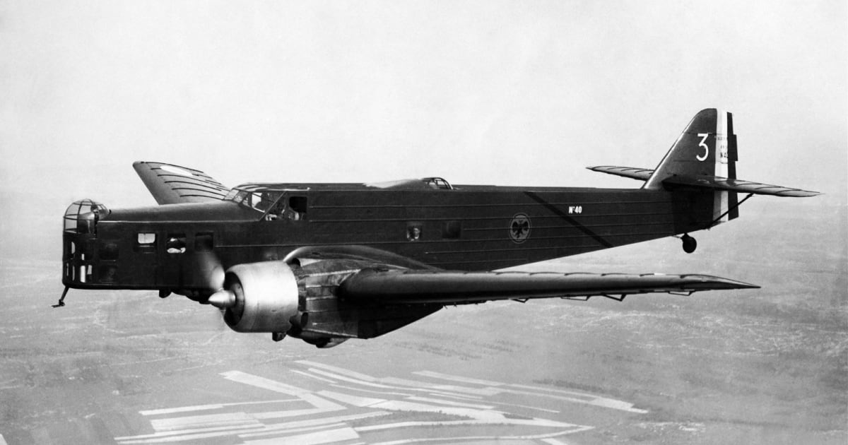 MB 210 n°40 (serial n°129), warplane of the 2nd bomber squadron GB I/21, in flight