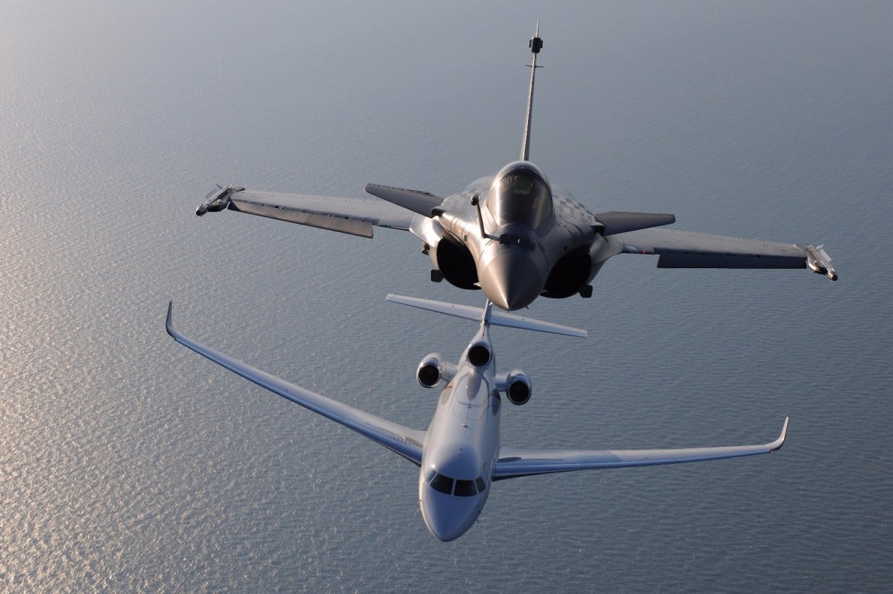 À l'occasion du centenaire de Dassault Aviation, la Patrouille de France et le Rafale "Solo Display" de l'Armée de l'Air ont rejoint le Falcon 8X pour un vol dans le ciel de la Méditerranée.