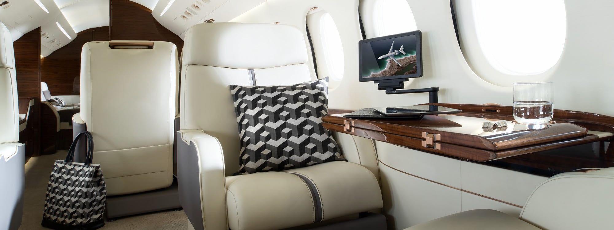 Falcon 7X - Wide body cabin with three lounges