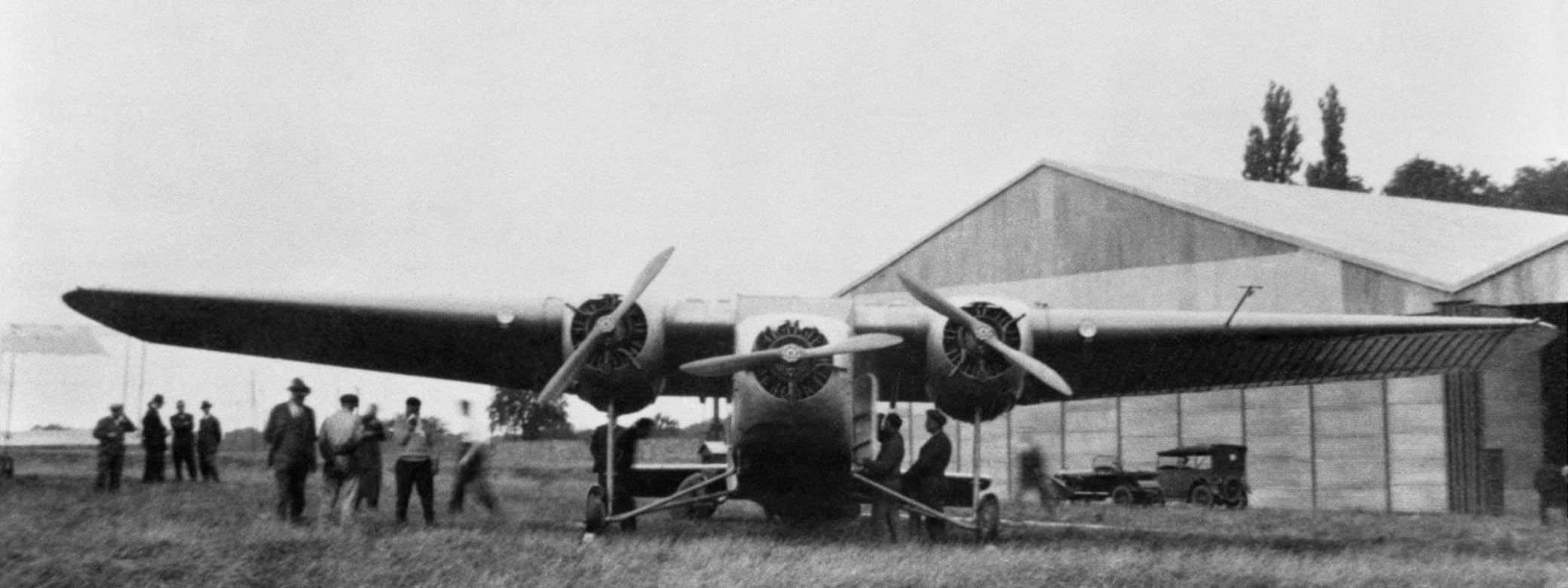 MB 60, prototype de trimoteur postal, au sol devant un hangar.