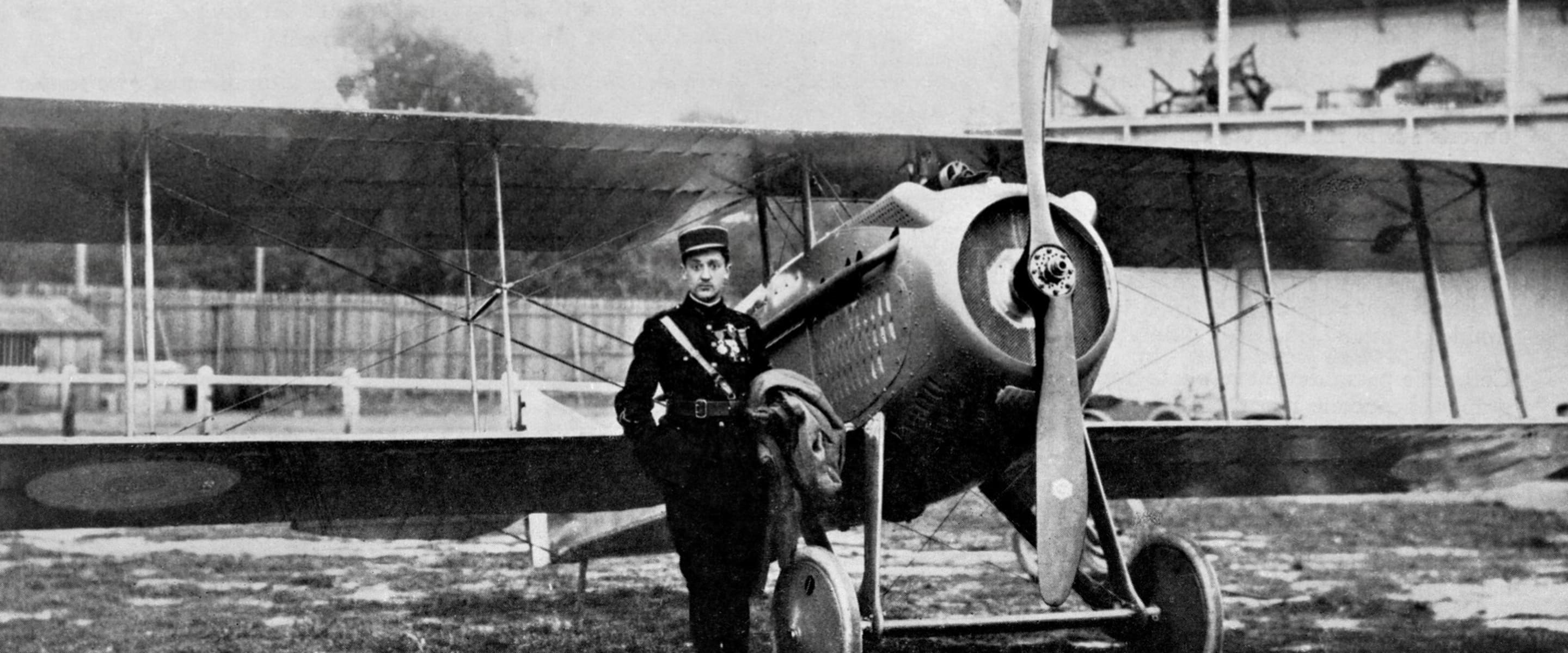 L'as de la première guerre mondiale, Georges Guynemer, devant un Spad VII équipé d'une hélice Éclair, première réalisation aéronautique de Marcel Dassault (1917).