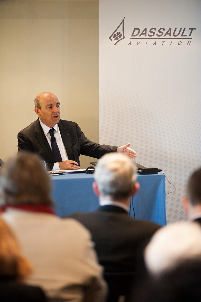 Le 10 mars 2016, à Saint-Cloud, Eric Trappier, Président-directeur général de Dassault Aviation, a tenu une conférence de presse à l'occasion de l'annonce des résultats 2015.