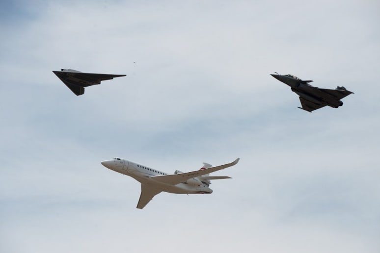 Meeting aérien sur la base aérienne 125 de Istres-Le Tubé, 04-05 juin 2016. nEUROn, Falcon 8X et Rafale en vol. Une nouvelle première mondiale pour nEUROn. © Dassault Aviation - S. Randé