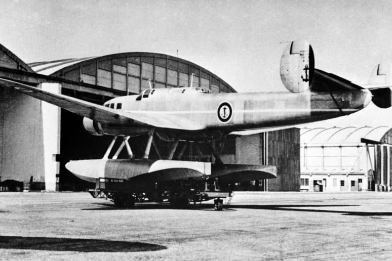 MB 480, hydravion, au sol devant un hangar