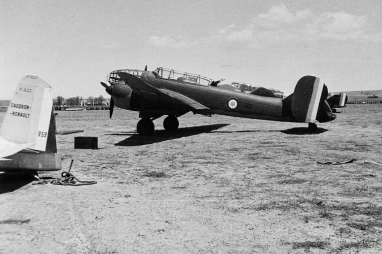 MB 174, avion de reconnaissance du groupe de reconnaissance GR II/33 à Biskra (Algérie) en 1943, au sol