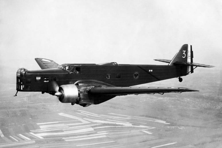 MB 210 n°40 (n°129 de série), avion de bataille de la 2e escadrille du groupe de bombardement GB I/21, en vol