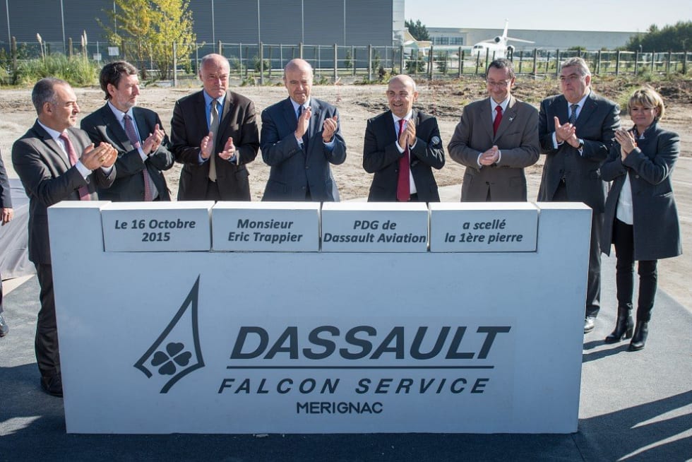 Pose de la première pierre des nouvelles installations de maintenance de Dassault Falcon Service à Bordeaux-Mérignac, 16 octobre 2015. - 1
