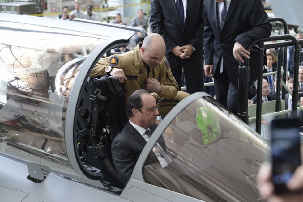 Visite de François Hollande, Président de la République, sur le site Dassault Aviation à Mérignac, le 4 mars 2015.