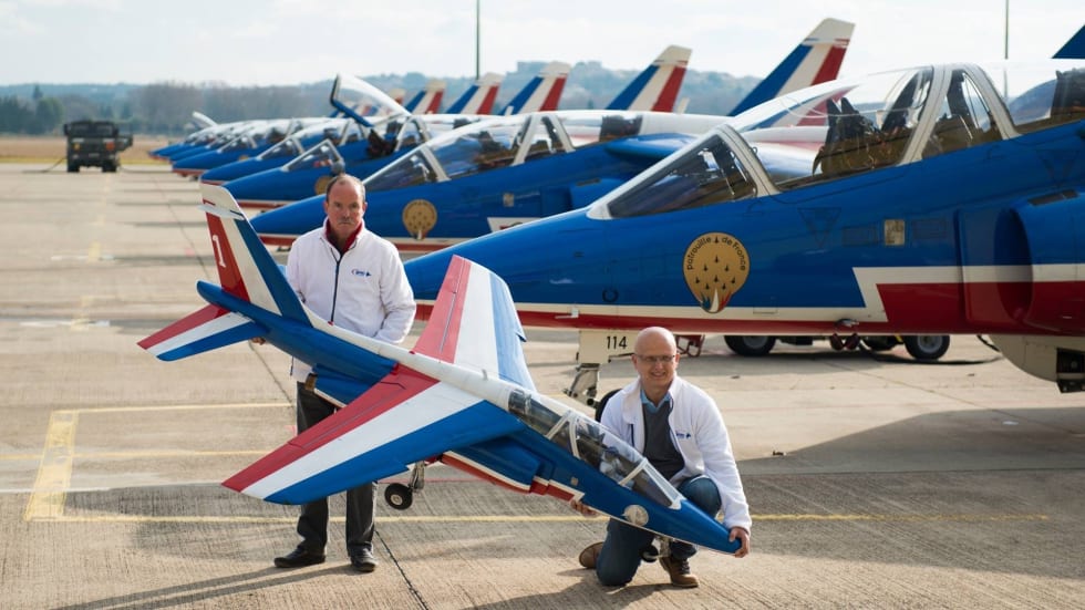 Francis et Stephan Laurens présentent une maquette d'Alpha Jet