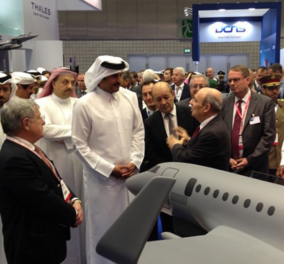Son Altesse Sheikh Tamim bin Hamad Al Thani, Emir du Qatar, a été accueilli par Eric Trappier sur le stand Dassault Aviation lors du salon DIMDEX © Dassault Aviation - DR