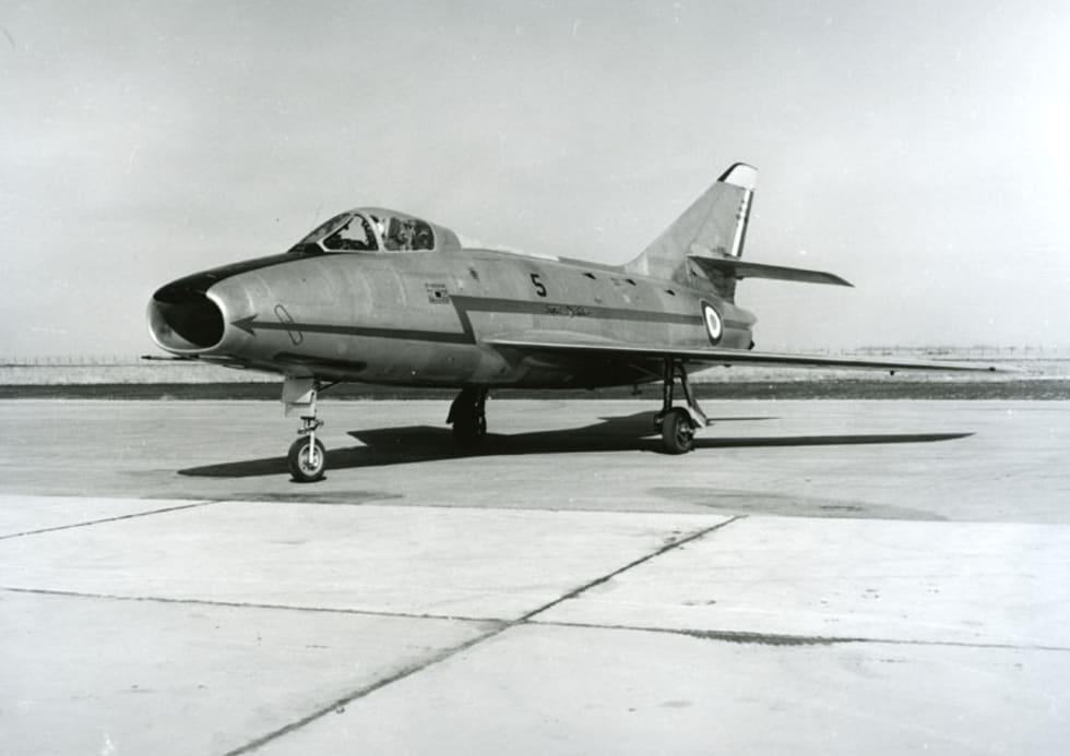 Super Mystère B2 (SMB2 n°5) au sol à Istres le 18 février 1958 (1er vol en 1956). Premier avion supersonique en palier avec postcombustion produit en série.