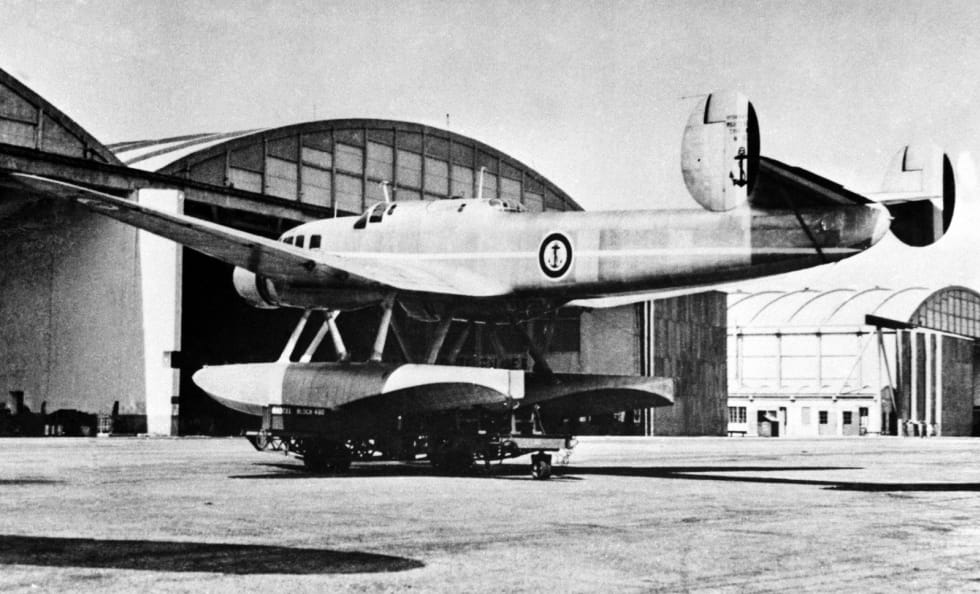 MB 480, hydravion, au sol devant un hangar