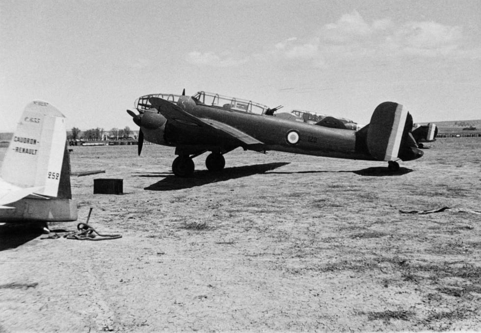 MB 174, avion de reconnaissance du groupe de reconnaissance GR II/33 à Biskra (Algérie) en 1943, au sol