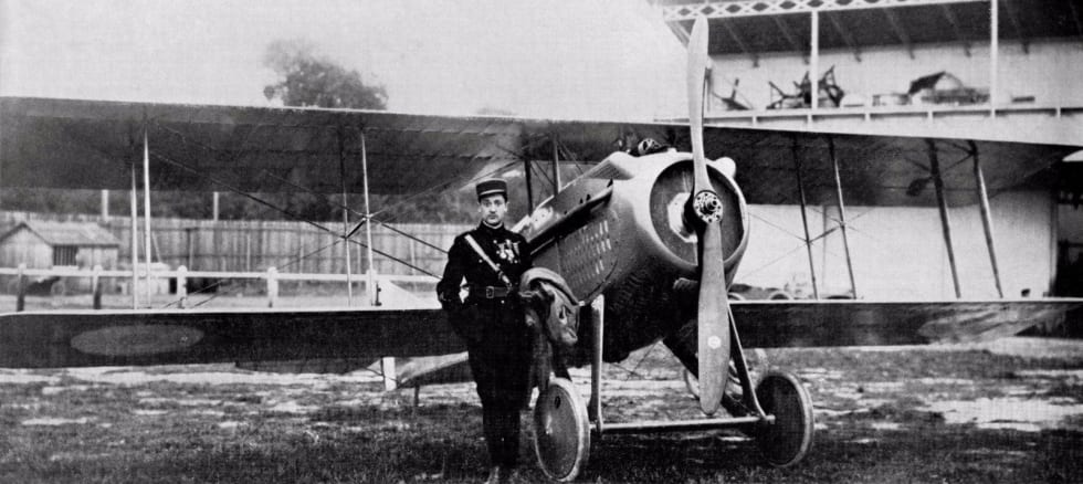 L'as de la première guerre mondiale, Georges Guynemer, devant un Spad VII équipé d'une hélice Éclair, première réalisation aéronautique de Marcel Dassault (1917).