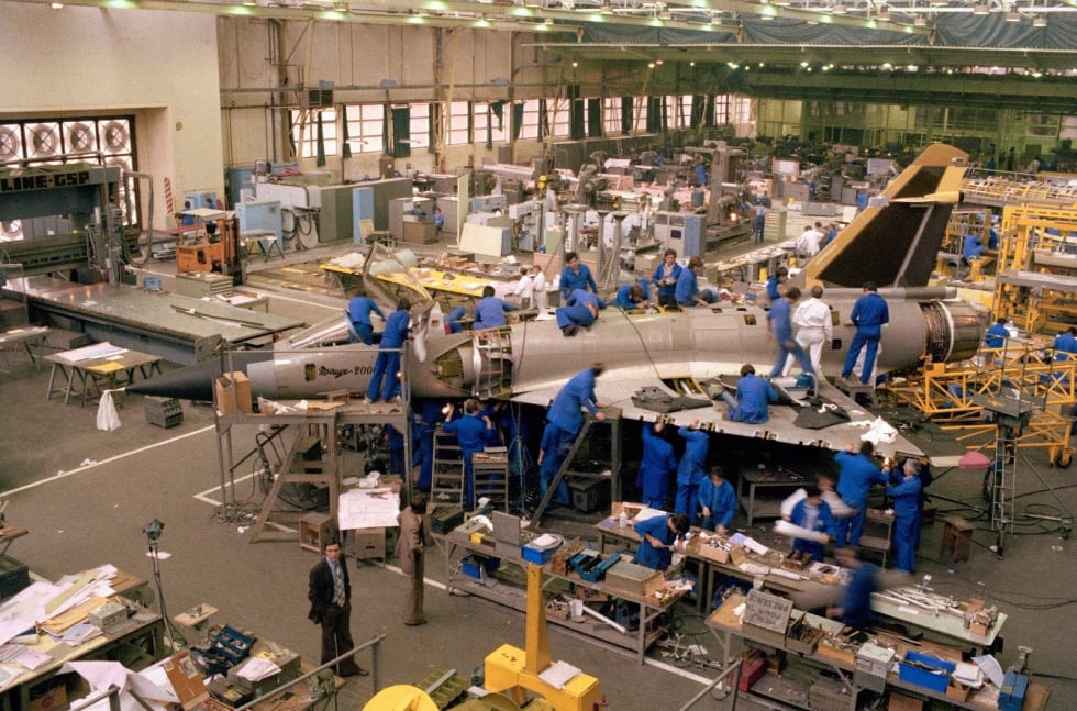 Établissement Dassault Aviation : Saint-Cloud. Fabrication du prototype du Mirage 2000 en 1977 dans l'atelier.