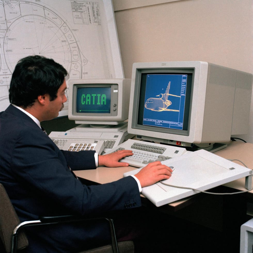 Un ingénieur présente le logiciel CATIA au début des années 1980.