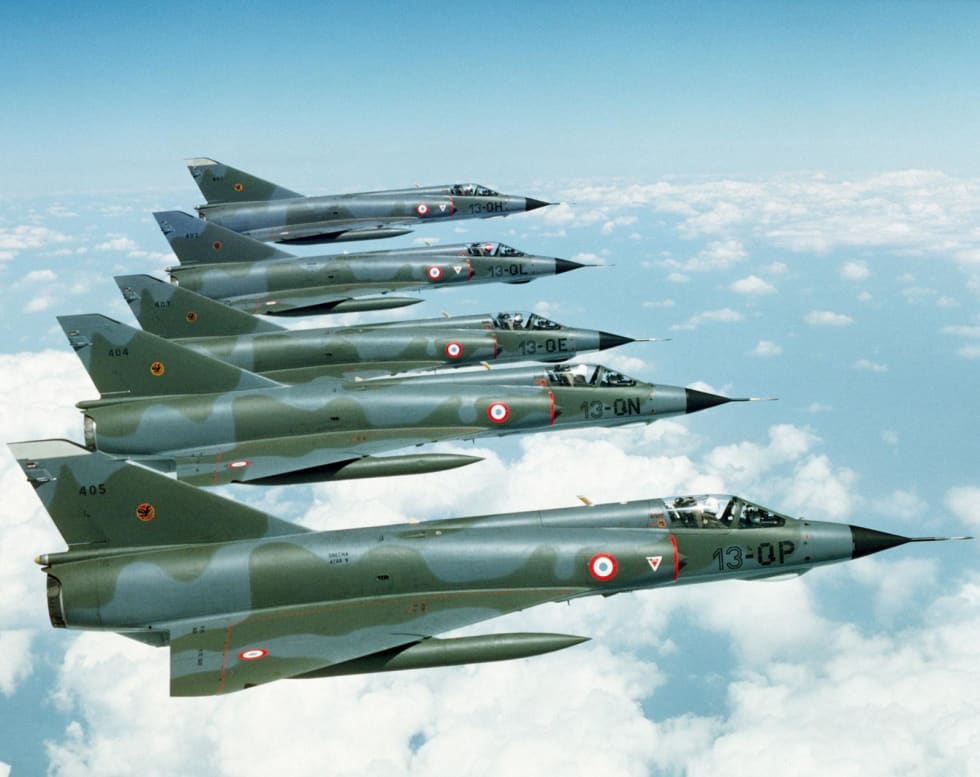 Patrouille de cinq Mirage III E en vol.
