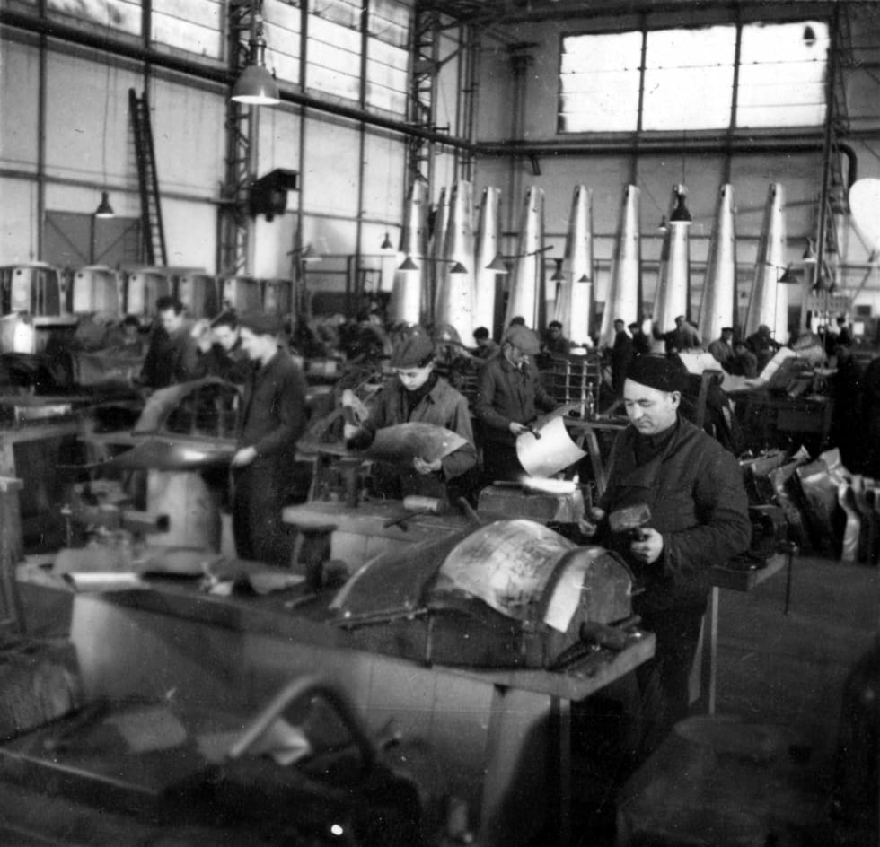 Chaudronniers travaillant à la construction du chasseur Bloch MB 152 dans l’usine SNCASO de Châteauroux-Déols.