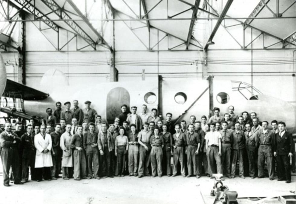 L’équipe de fabrication du prototype MB 303 à Talence. Quatre femmes en font déjà partie (au centre).