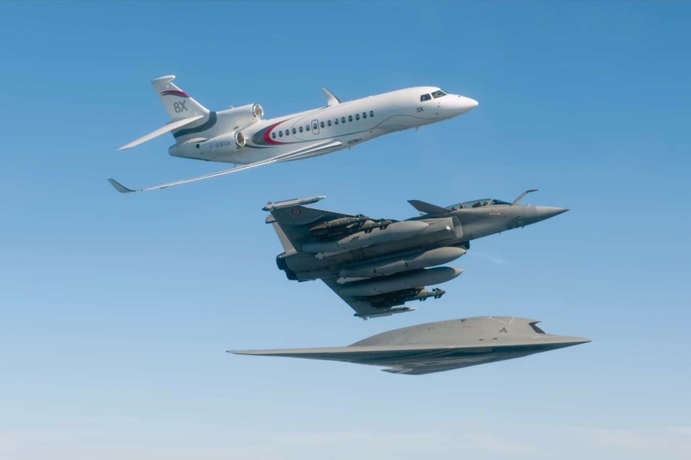 Vol en patrouille Dassault Aviation. nEUROn, Rafale et Falcon 8X.