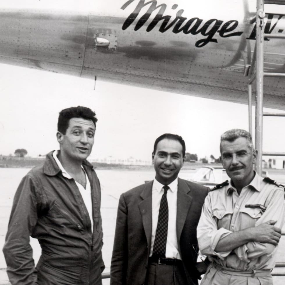 René Bigand, Serge Dassault et Roland Glavany devant le prototype du Mirage IV