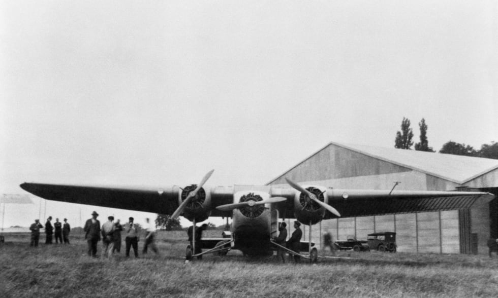 MB 60, prototype de trimoteur postal, au sol devant un hangar