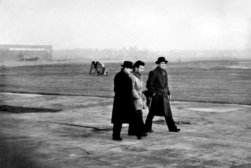In the late 1940s, Marcel Dassault (left) and Paul Déplante (center) visit the site in Bordeaux-Mérignac (near Bordeaux) where they will build a factory. André Curvale (right) would be its first general manager.