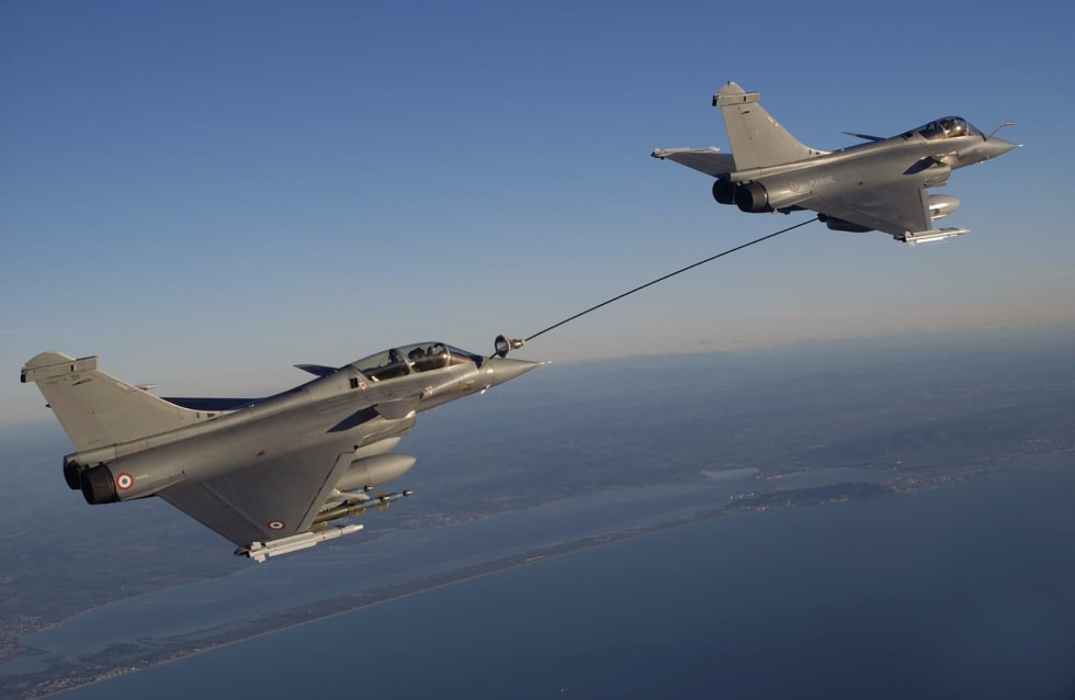 In-flight refuelling of a Rafale from another Rafale fitted with a "buddy" refuelling pod.